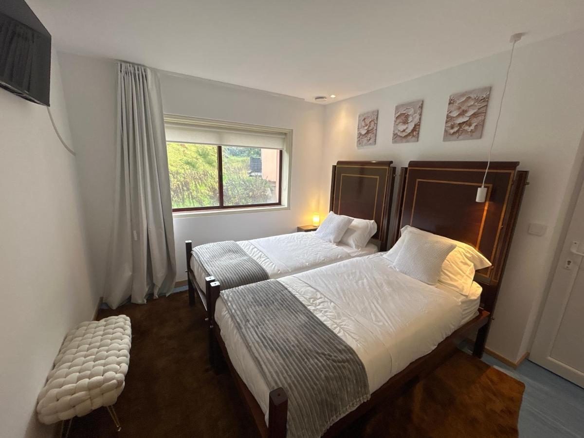 Quarto com duas camas individuais e vista