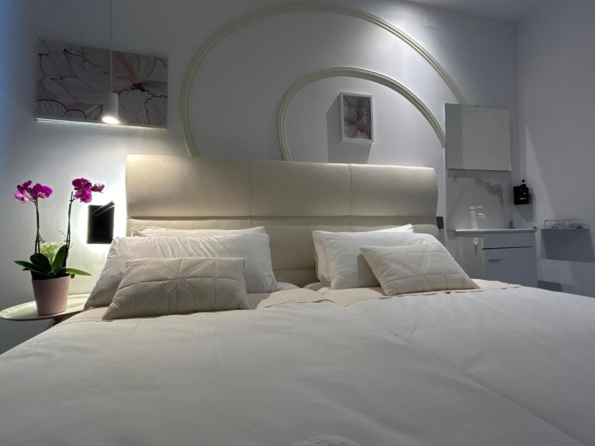 Quarto duplo claro com roupa de cama branca