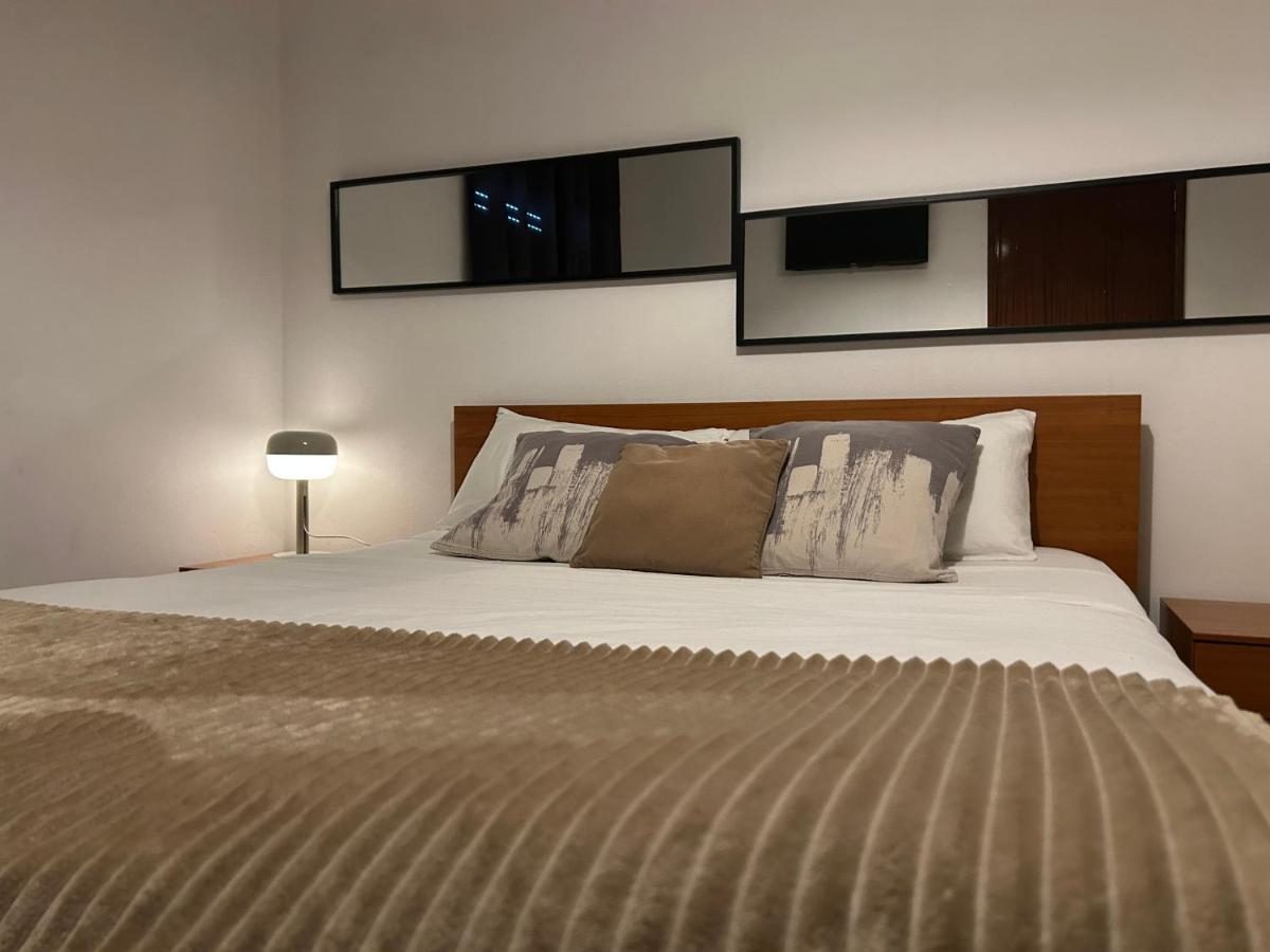 Quarto duplo com espelhos e iluminação suave