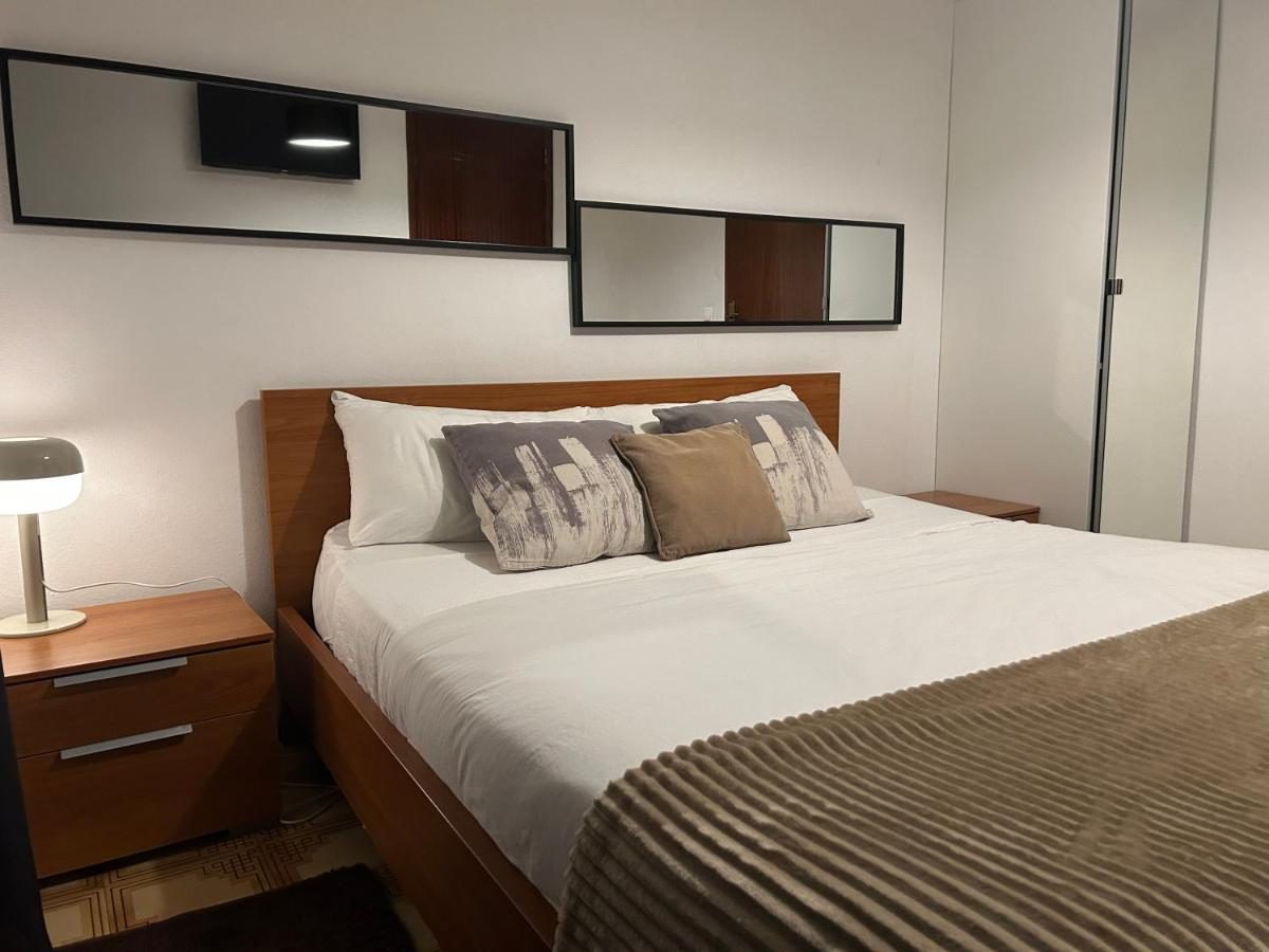 Quarto duplo com cama de casal e roupa branca