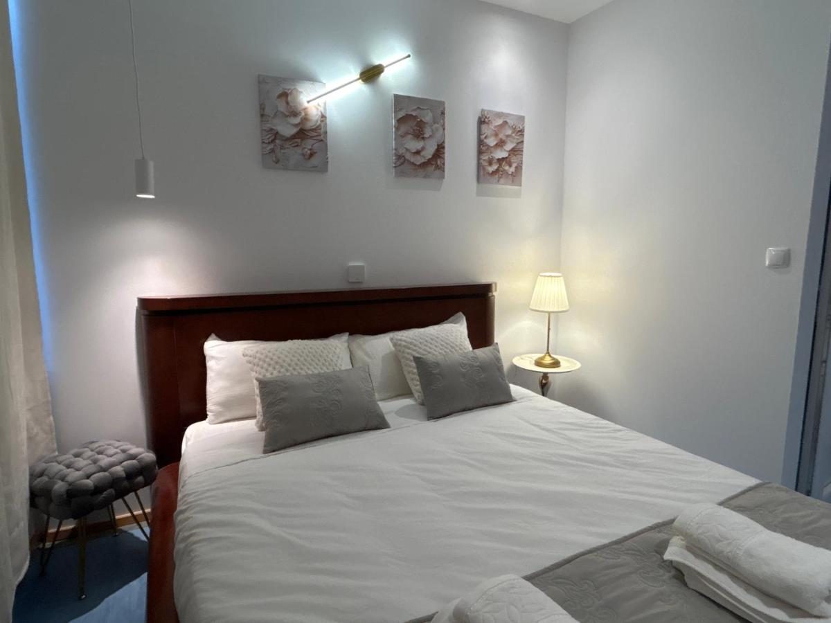 Quarto duplo com soalho em madeira
