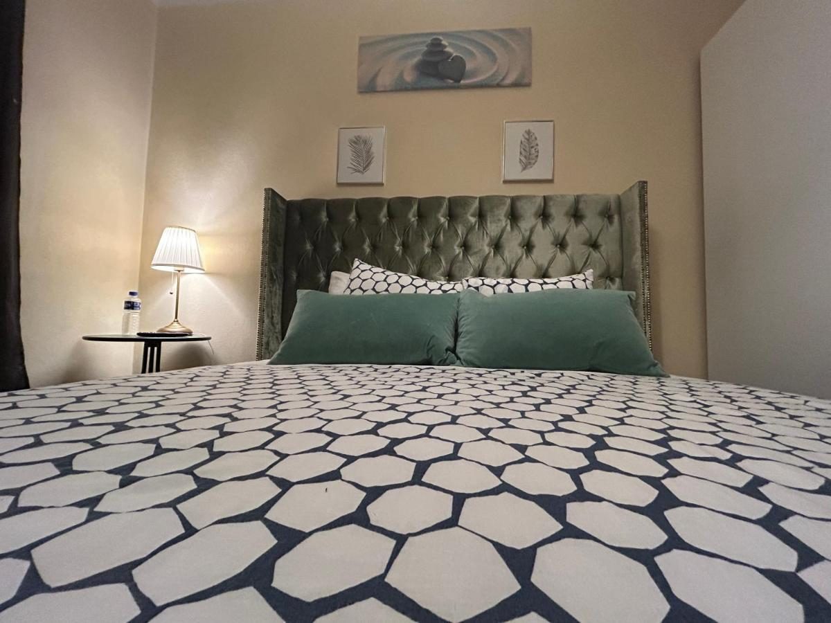 Cama de casal com colcha de padrão geométrico