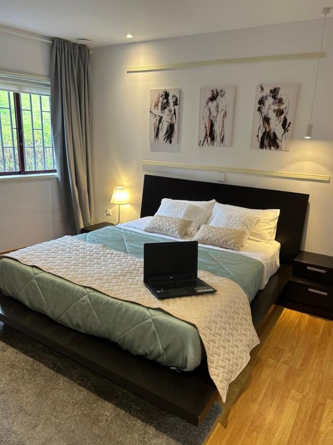 Quarto com secretária junto à janela