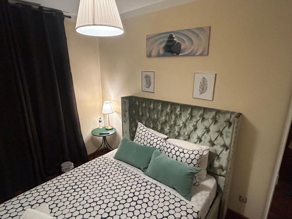 Quarto deluxe com cabeceira capitonê verde
